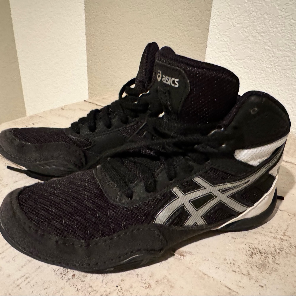 ASICS youth wrestling shoes size 13
